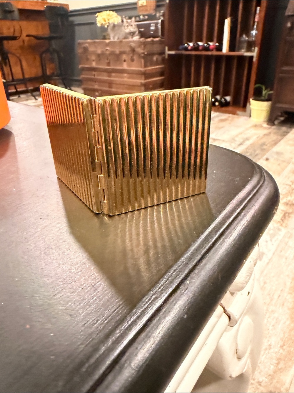 Gold Ribbed Compact Mirror- Elegant Accessory - Picture 4 of 4